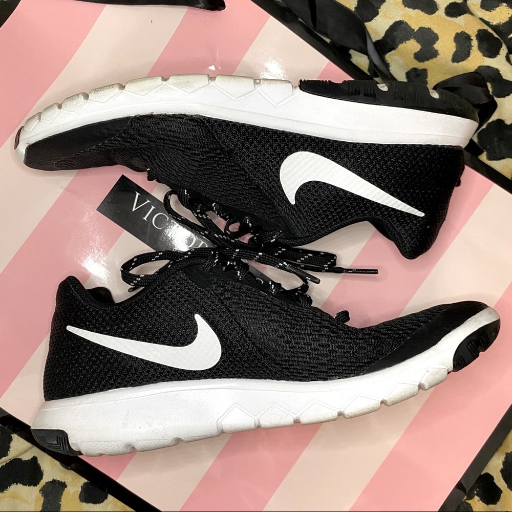Nike women’s sneakers